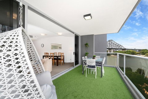 Spacious Executive 3 Bedroom - Brisbane CBD - Views - Pool - WIFI - Free Parking - Sydney Tourism 1