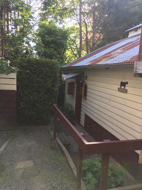 Stone's Throw Cottage Bed And Breakfast - Sydney Tourism 3