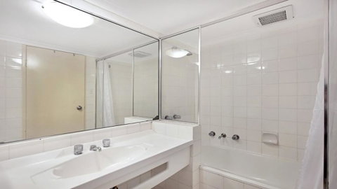 Studio With Balcony At College St - Sydney Tourism 3