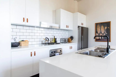 Stylish Warehouse Conversion In The Heart Of Fitzroy - Sydney Tourism 3