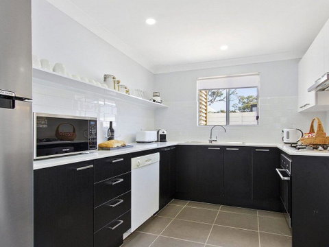 Sunset Beach - Situated Between Two Beaches And A Lake - Sydney Tourism 2