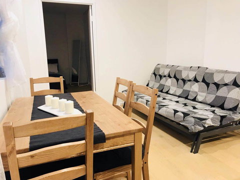 Sunset View 2 Bedroom Apt Next To Station - Sydney Tourism 1