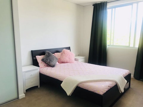 Sunset View 2 Bedroom Apt Next To Station - Sydney Tourism 2