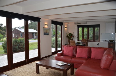 Yolla Beach House - Sydney Tourism 9