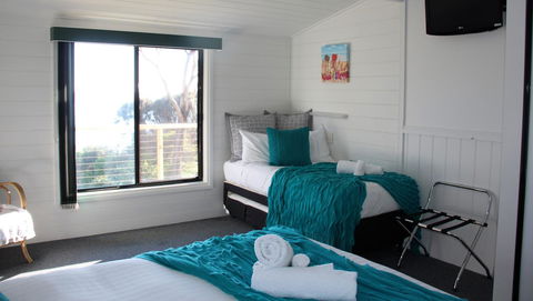 KINGFISHER COTTAGE Beachfront At The Binalong Bay - Sydney Tourism 5