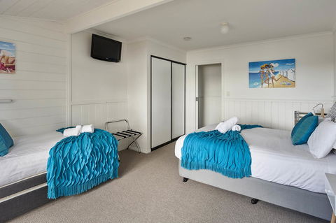 KINGFISHER COTTAGE Beachfront At The Binalong Bay - Sydney Tourism 3