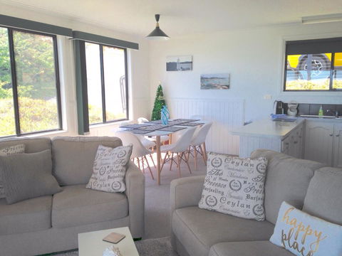KINGFISHER COTTAGE Beachfront At The Binalong Bay - Sydney Tourism 24