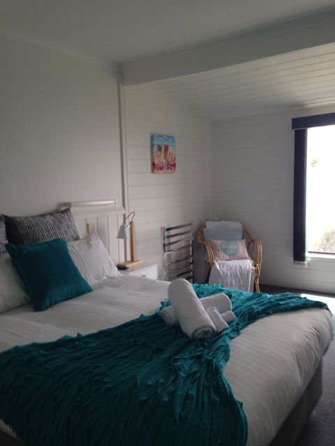 KINGFISHER COTTAGE Beachfront At The Binalong Bay - Sydney Tourism 23