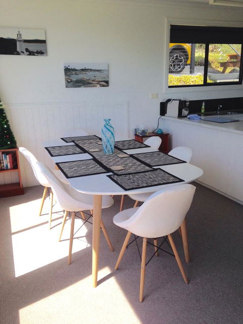 KINGFISHER COTTAGE Beachfront At The Binalong Bay - Sydney Tourism 14