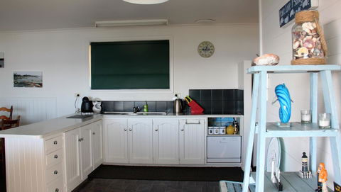 KINGFISHER COTTAGE Beachfront At The Binalong Bay - Sydney Tourism 20