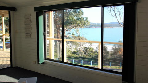 KINGFISHER COTTAGE Beachfront At The Binalong Bay - Sydney Tourism 13