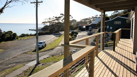 KINGFISHER COTTAGE Beachfront At The Binalong Bay - Sydney Tourism 9
