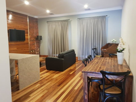 Sublime Spa Apartments - Sydney Tourism 4