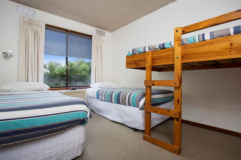 Eastern Beach Holiday Units - Sydney Tourism 6