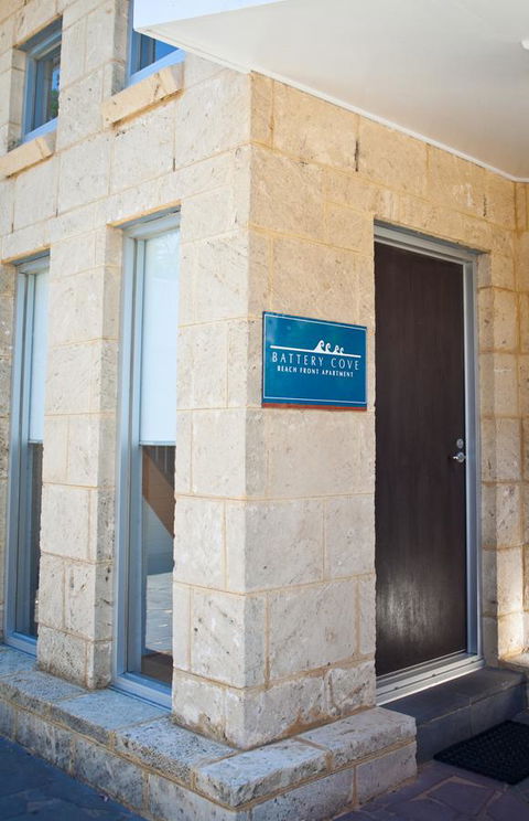 Battery Cove Beach Front Apartment - Sydney Tourism 6