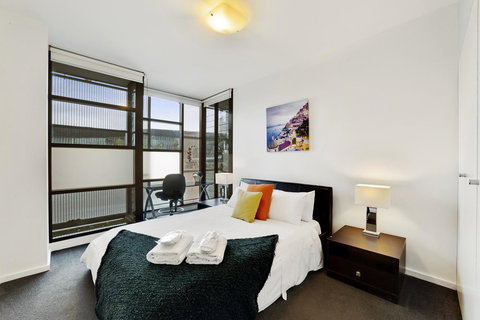 Signature Waterfront Apartments - Sydney Tourism 3