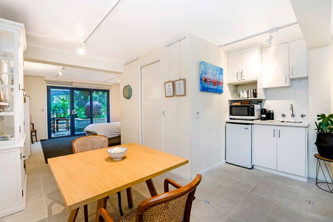 The Waterfront Apartment - Sydney Tourism 8