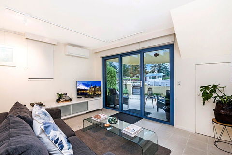 The Waterfront Apartment - Sydney Tourism 9