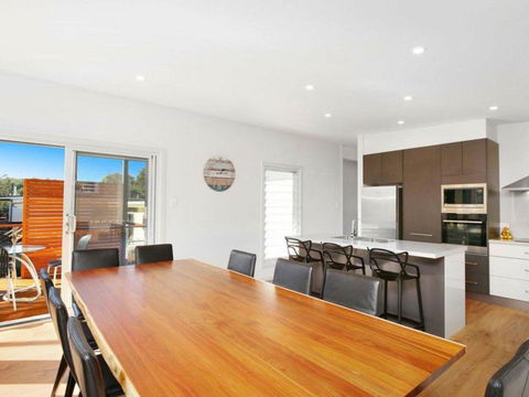 The Wharf House - Budgewoi - Sydney Tourism 0