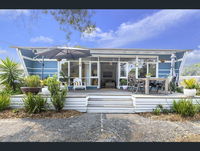 Toot Toot  50s Classic Beach House with Bungalow
