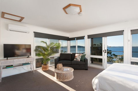 Tranquil Waters - With Mesmerising Waterviews - Sydney Tourism 1