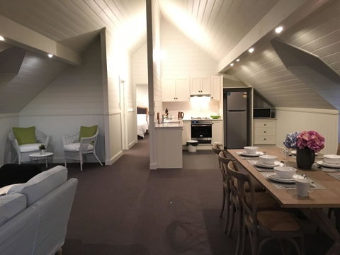 Travertines Wines Apartment - Sydney Tourism 3