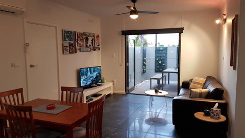 Two Bedroom Garden Apartment - Sydney Tourism 2