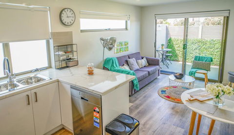 U201 Brunswick Living Brand New Deluxe Balcony Upper Floor Apartment Close To Airport And CBD - Sydney Tourism 0