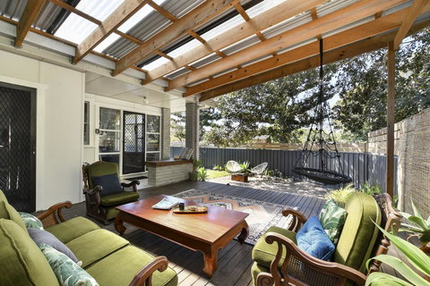 UMINA BEACH KOKOMO- Walk To The Beach, FAMILY And PET FRIENDLY Set Of 3 Vintage Original Holiday Flats & Vintage Caravan And Bat - Sydney Tourism 2