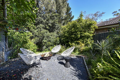 UMINA BEACH KOKOMO- Walk To The Beach, FAMILY And PET FRIENDLY Set Of 3 Vintage Original Holiday Flats & Vintage Caravan And Bat - Sydney Tourism 3