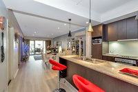 Venetian Canal Apartment-Close to Beaches and Marina