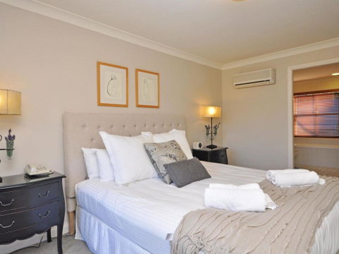 Villa 3br Beaujolais Luxe + Style Resort Condo Located Within Cypress Lakes Resort (nothing Is More Central) - Sydney Tourism 3