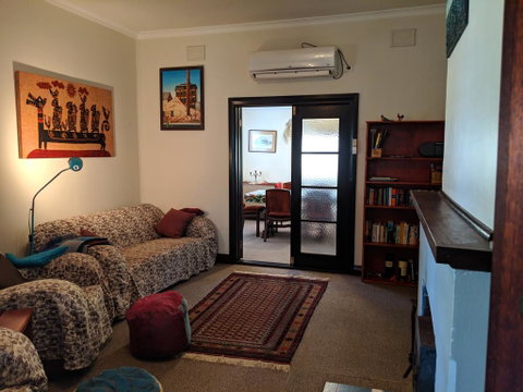 Walnut Cottage - 2 Bedroom Pet Friendly Country Cottage - Sydney Tourism 3