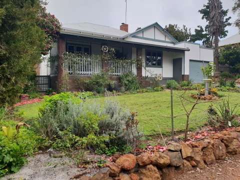 Walnut Cottage - 2 Bedroom Pet Friendly Country Cottage - Sydney Tourism 0