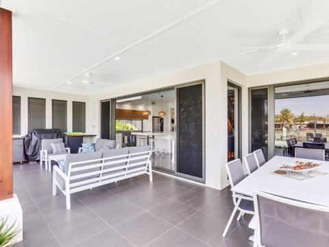 WATERFRONT HOME BORDERING MOOLOOLABA - Sydney Tourism 2