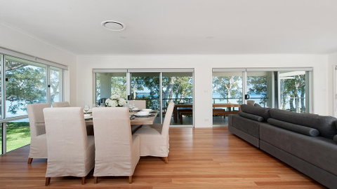 Waterfront Serenity - Luxury Home With Grand Views - Sydney Tourism 3