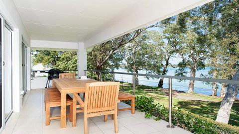 Waterfront Serenity - Luxury Home With Grand Views - Sydney Tourism 2