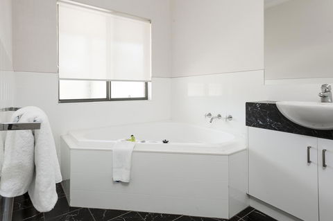 Blazing Stump Motel & Suites - Sydney Tourism 33