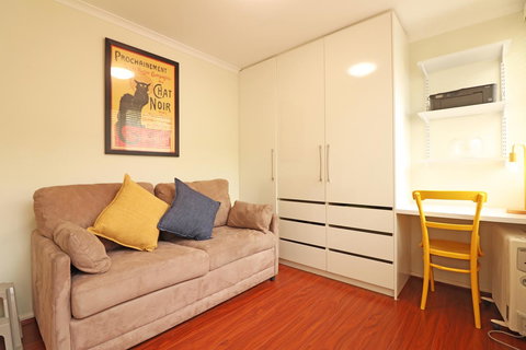 Colour Pop Fitzroy - 3 Bedroom Pet Friendly - Sydney Tourism 16