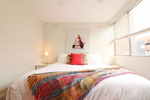 Colour Pop Fitzroy - 3 Bedroom Pet Friendly - Sydney Tourism 10