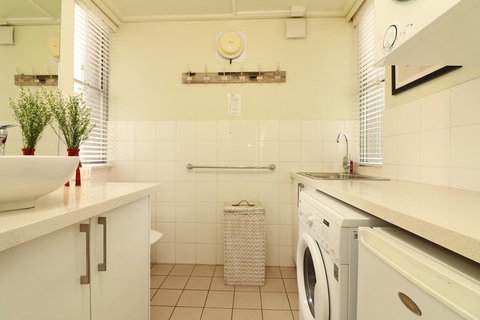 Colour Pop Fitzroy - 3 Bedroom Pet Friendly - Sydney Tourism 18