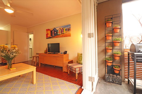 Colour Pop Fitzroy - 3 Bedroom Pet Friendly - Sydney Tourism 9