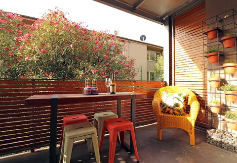 Colour Pop Fitzroy - 3 Bedroom Pet Friendly - Sydney Tourism 6