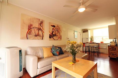 Colour Pop Fitzroy - 3 Bedroom Pet Friendly - Sydney Tourism 4