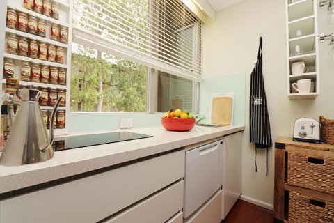 Colour Pop Fitzroy - 3 Bedroom Pet Friendly - Sydney Tourism 5
