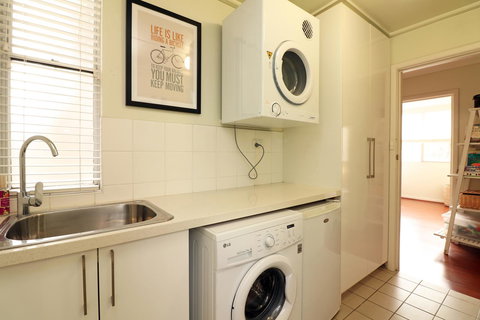 Colour Pop Fitzroy - 3 Bedroom Pet Friendly - Sydney Tourism 19