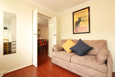 Colour Pop Fitzroy - 3 Bedroom Pet Friendly - Sydney Tourism 17