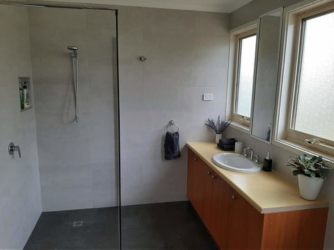 Elevated Holiday House Overlooks Tranquil Wetlands - Sydney Tourism 3