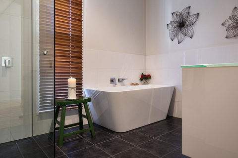 Lake Como Villa - Sydney Tourism 6