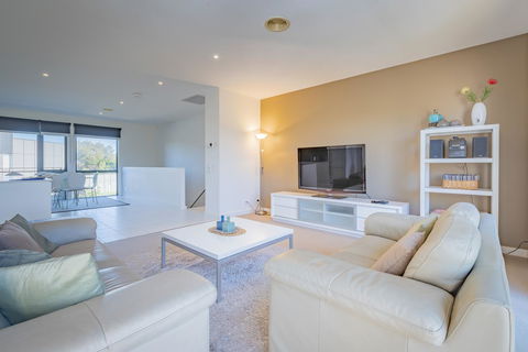 Stylish 3 Bedroom Townhouse - Free Parking - Sydney Tourism 1